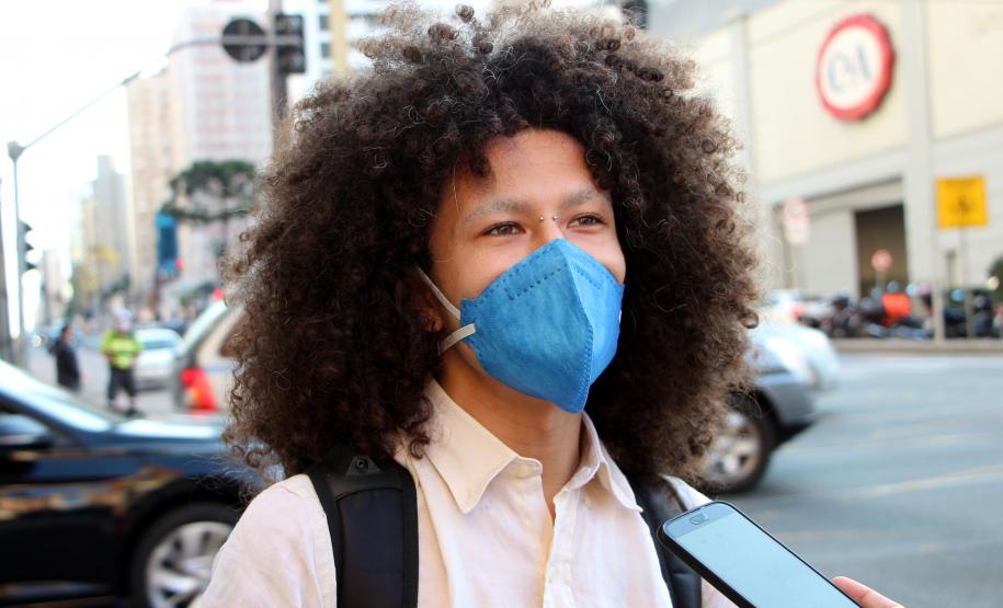 Ciclistas de Curitiba são abordados em blitz educativa da campanha Maio Amarelo