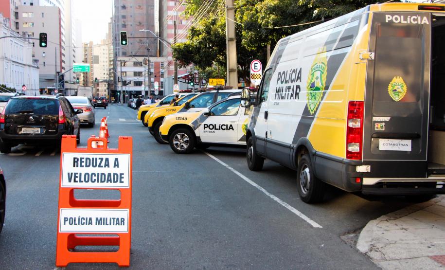 Ciclistas de Curitiba são abordados em blitz educativa da campanha Maio Amarelo