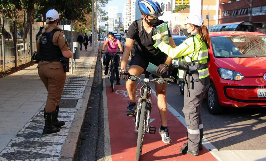 Ciclistas de Curitiba são abordados em blitz educativa da campanha Maio Amarelo