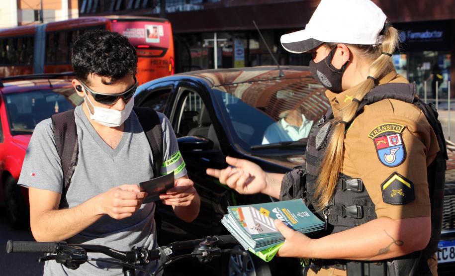 Ciclistas de Curitiba são abordados em blitz educativa da campanha Maio Amarelo