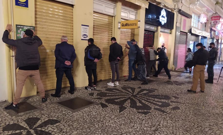 Mais de 960 pessoas são flagradas em aglomerações na Capital no fim de semana