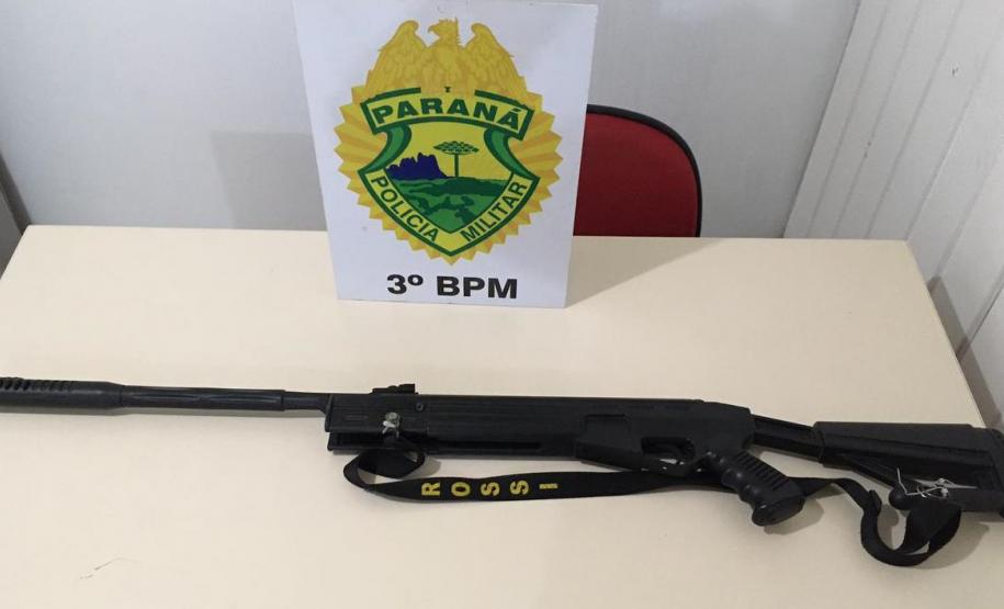 Durante abordagens distintas, no Sudoeste do Paraná, PM apreende uma carabina e duas pistolas com munições