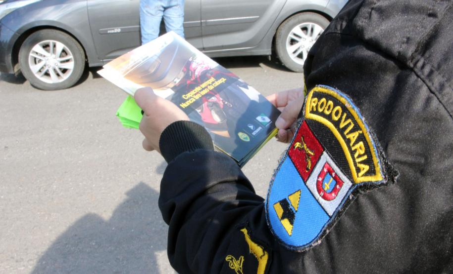 BPRv orienta motoristas sobre educação no trânsito durante blitz educativa na PR 415, em Pinhais (PR)