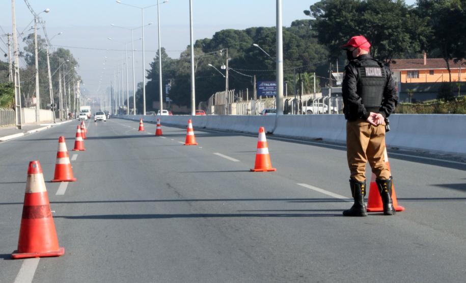 BPRv orienta motoristas sobre educação no trânsito durante blitz educativa na PR 415, em Pinhais (PR)