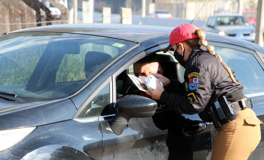 BPRv orienta motoristas sobre educação no trânsito durante blitz educativa na PR 415, em Pinhais (PR)