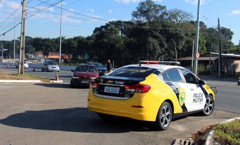 BPRv orienta motoristas sobre educação no trânsito durante blitz educativa na PR 415, em Pinhais (PR)