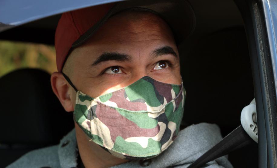 BPRv orienta motoristas sobre educação no trânsito durante blitz educativa na PR 415, em Pinhais (PR)