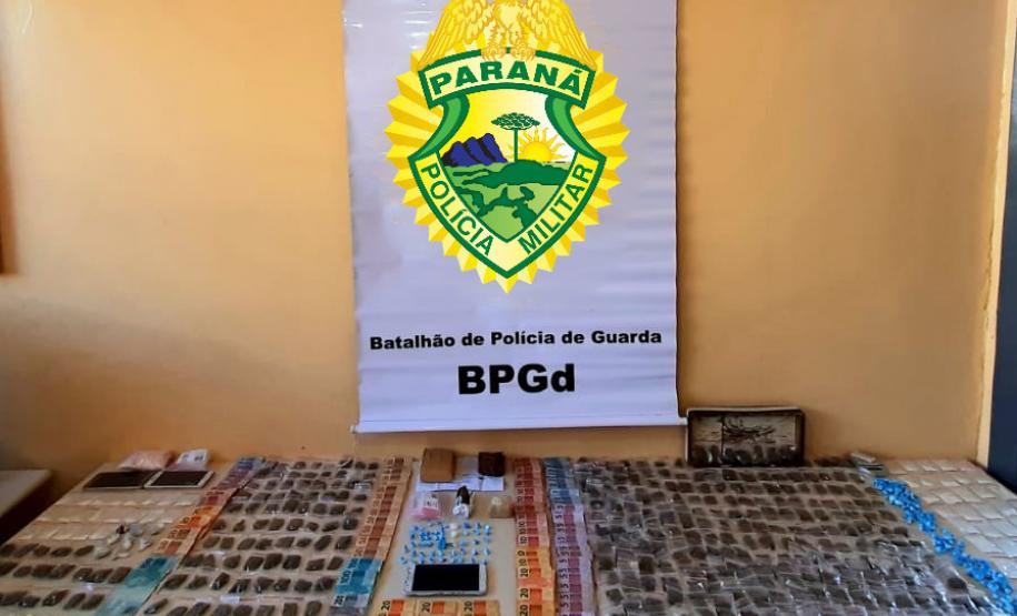 Cinco pessoas são presas pelo BPGd por envolvimento com o tráfico de drogas em Piraquara e mais de 690 porções de drogas são apreendidas