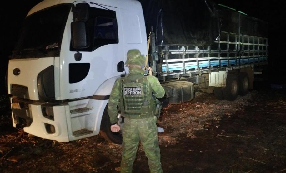 Caminhão com cerca de R$ 1,5 milhão em contrabando é apreendido durante Operação Hórus, em Entre Rios do Oeste (PR)