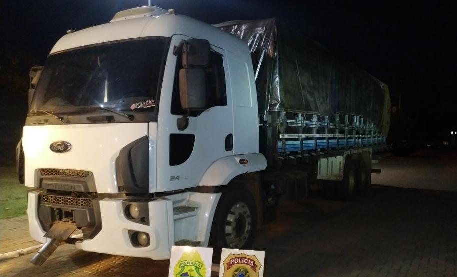 Caminhão com cerca de R$ 1,5 milhão em contrabando é apreendido durante Operação Hórus, em Entre Rios do Oeste (PR)