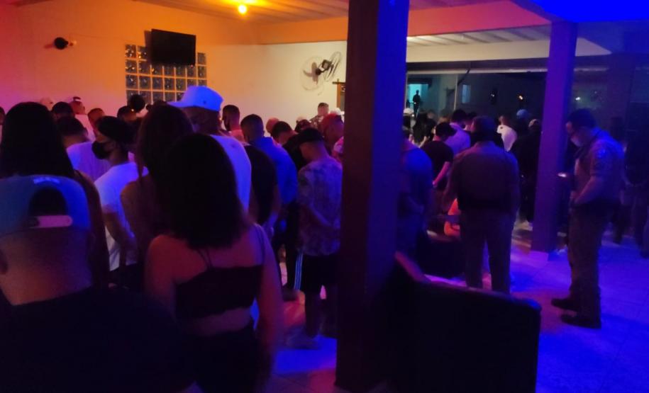 AIFU encaminha 10 pessoas e fecha seis estabelecimentos comerciais em Curitiba