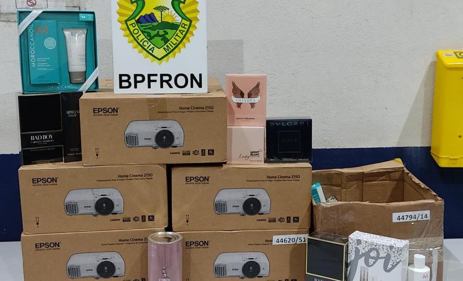 Cão de faro da Polícia de Fronteira auxilia apreensão de mais de 14 kg de maconha oculta em ônibus de viagem