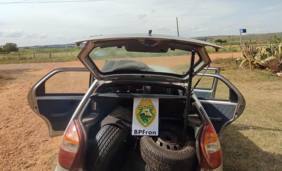 No âmbito da Operação Hórus, Polícia da Fronteira apreende 32 pneus contrabandeados e 7,5 mil pacotes de cigarros em situação ilegal, em Terra Roxa (PR)