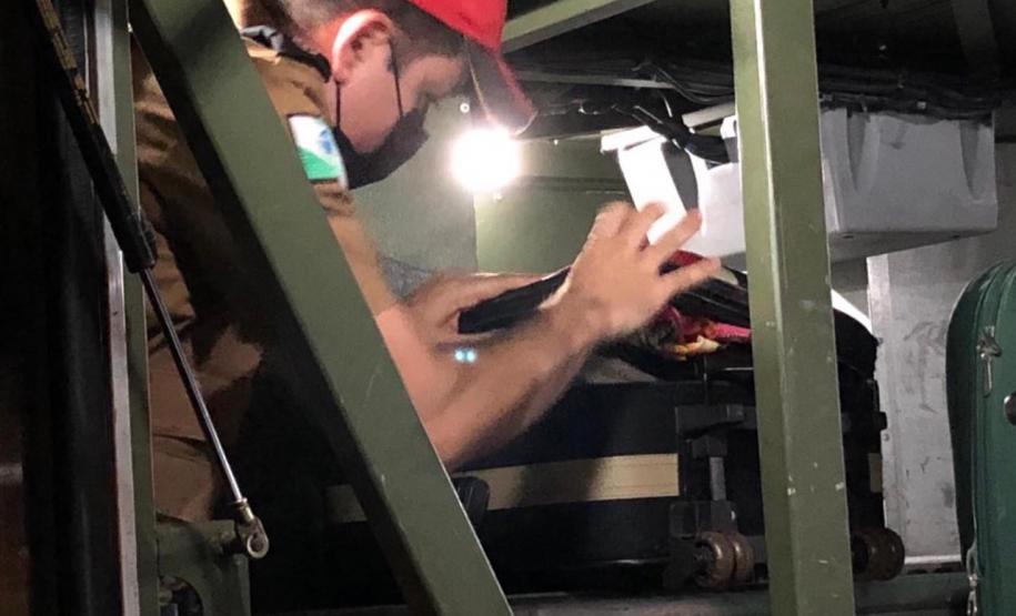 Mala com 15,7 quilos de maconha é apreendida pelo BPRv em Cianorte (PR)