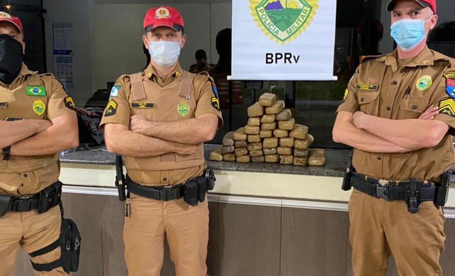 Mala com 15,7 quilos de maconha é apreendida pelo BPRv em Cianorte (PR)