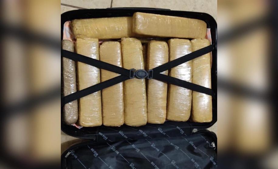 Mala com 15,7 quilos de maconha é apreendida pelo BPRv em Cianorte (PR)