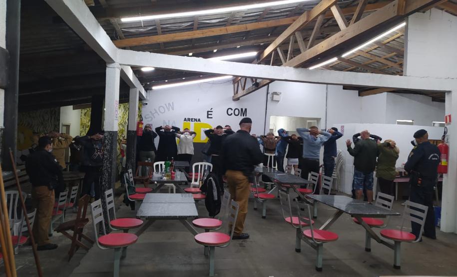 Polícia Militar aborda Arena de esportes no Umbará e 27 pessoas são autuadas por infringir medidas sanitárias