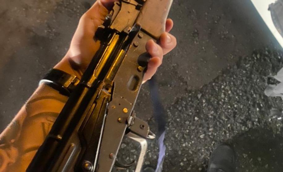 PM apreende dois fuzis e prende três homens em Curitiba; armamento foi supostamente usado em roubo seguido de morte na RMC