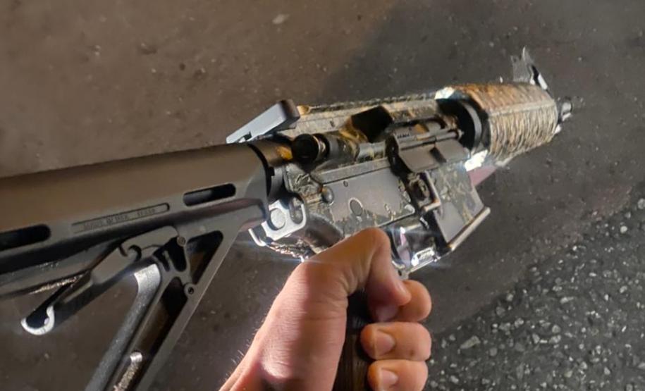 PM apreende dois fuzis e prende três homens em Curitiba; armamento foi supostamente usado em roubo seguido de morte na RMC