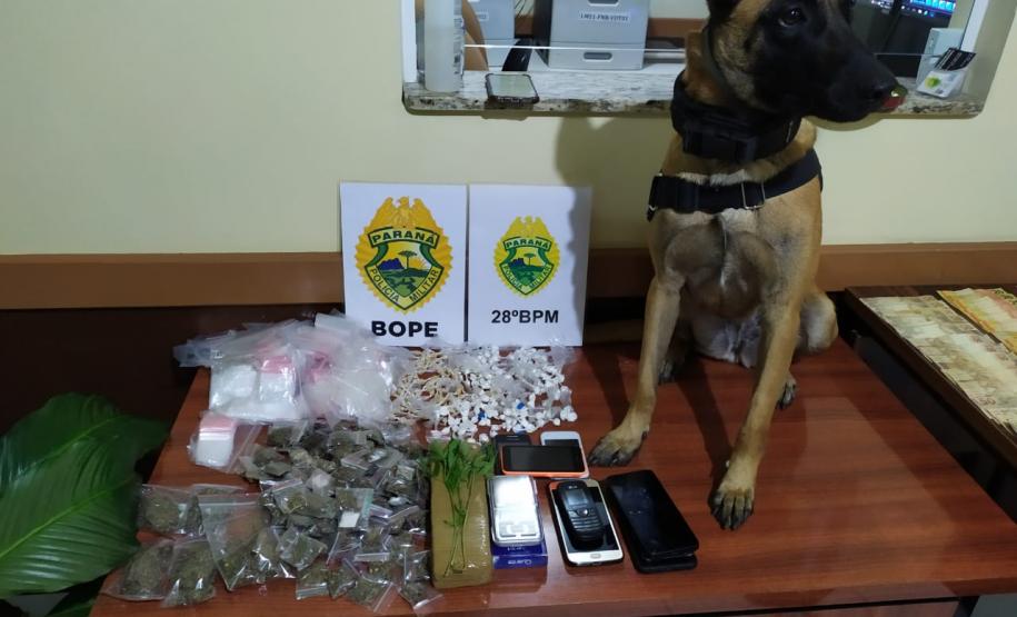 Em ocorrências distintas, PM apreende maconha, crack, ecstasy e dinheiro e encaminha suspeitos no Sudeste do PR