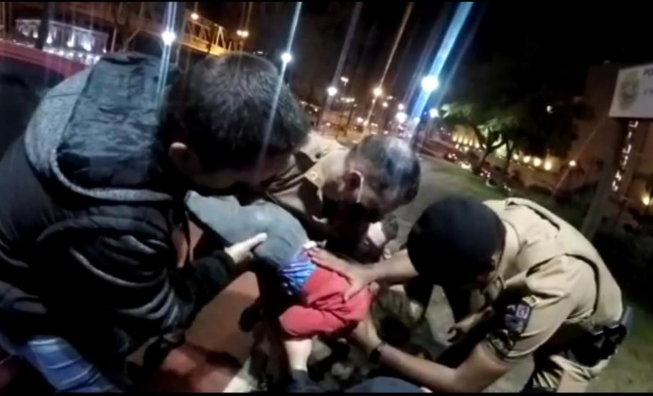 Criança engasgada é socorrida pelos policiais militares em Ponta Grossa (PR)