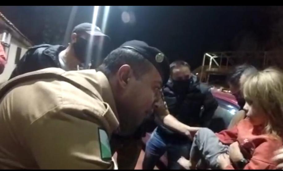 Criança engasgada é socorrida pelos policiais militares em Ponta Grossa (PR)