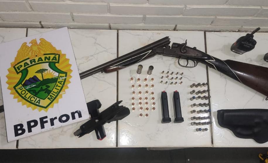 Ação conjunta do BPFron e do NOC da Polícia Civil apreenderam duas armas de fogo e munições em Ivaté, no Noroeste do estado