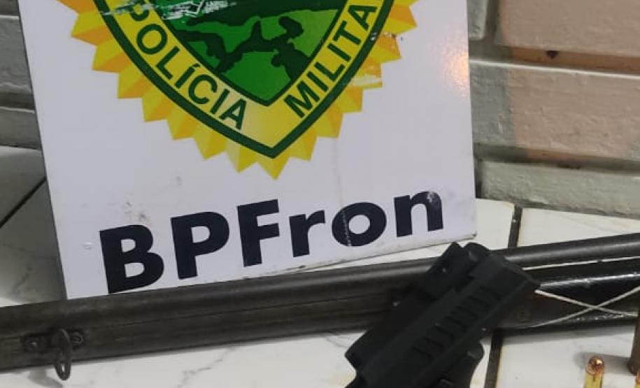 Ação conjunta do BPFron e do NOC da Polícia Civil apreenderam duas armas de fogo e munições em Ivaté, no Noroeste do estado