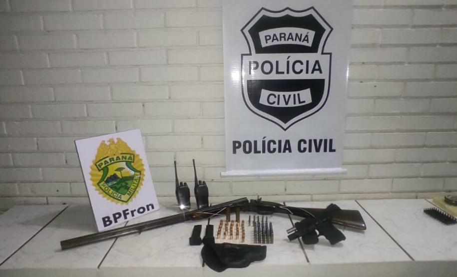 Ação conjunta do BPFron e do NOC da Polícia Civil apreenderam duas armas de fogo e munições em Ivaté, no Noroeste do estado