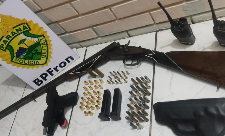 Ação conjunta do BPFron e do NOC da Polícia Civil apreenderam duas armas de fogo e munições em Ivaté, no Noroeste do estado