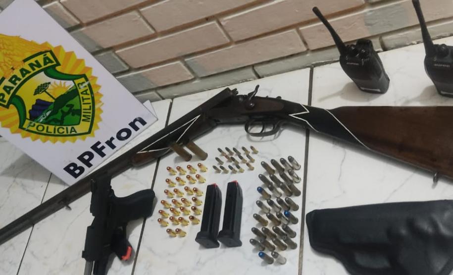 Ação conjunta do BPFron e do NOC da Polícia Civil apreenderam duas armas de fogo e munições em Ivaté, no Noroeste do estado