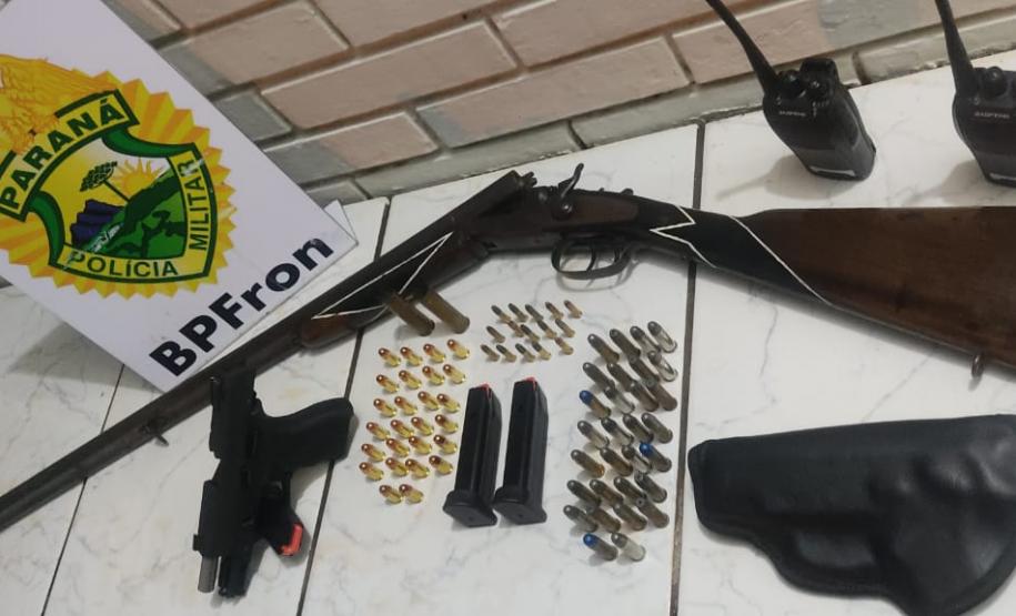 Ação conjunta do BPFron e do NOC da Polícia Civil apreenderam duas armas de fogo e munições em Ivaté, no Noroeste do estado