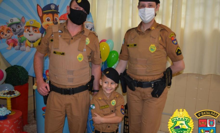 Em Maringá (PR), policiais militares participam de aniversário de fãs da Corporação