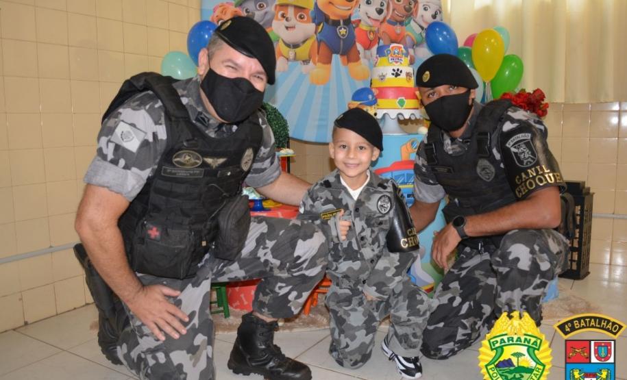 Em Maringá (PR), policiais militares participam de aniversário de fãs da Corporação