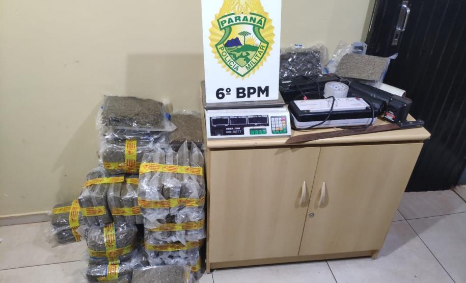 Mais de 900 quilos de maconha foram apreendidos por policiais militares em Cascavel, no Oeste do estado