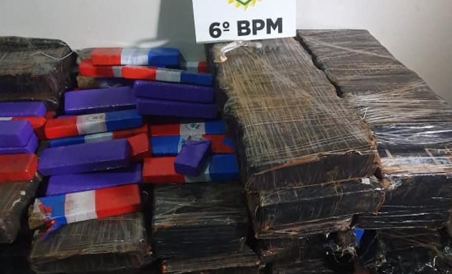 Mais de 900 quilos de maconha foram apreendidos por policiais militares em Cascavel, no Oeste do estado