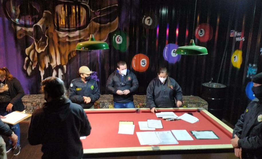 AIFU apreende drogas e fecha sete estabelecimentos comerciais durante fiscalizações em Curitiba