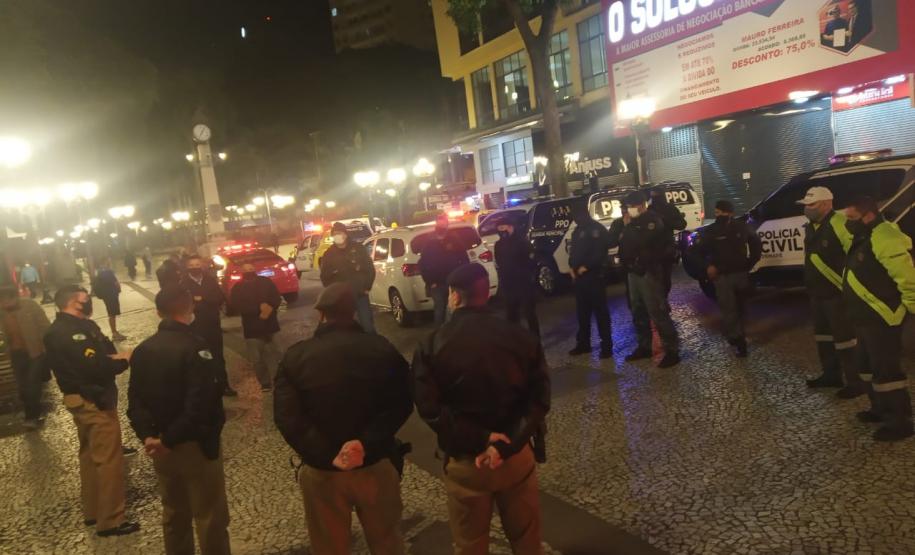 AIFU apreende drogas e fecha sete estabelecimentos comerciais durante fiscalizações em Curitiba