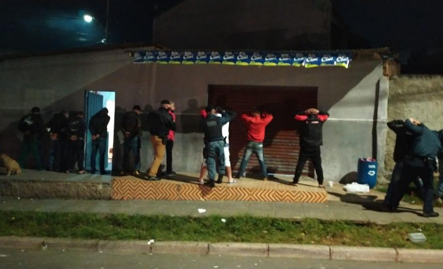 AIFU apreende drogas e fecha sete estabelecimentos comerciais durante fiscalizações em Curitiba