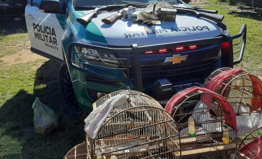 Polícia Ambiental apreende quatro armas e 12 pássaros silvestres em Rio Negro (PR)