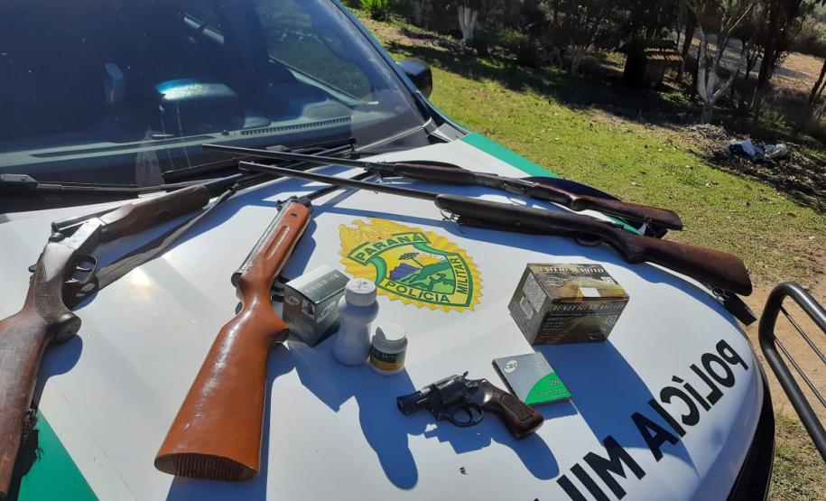 Polícia Ambiental apreende quatro armas e 12 pássaros silvestres em Rio Negro (PR)