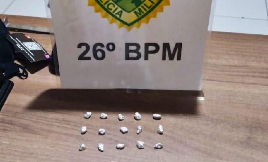 PM prende dois homens e apreende uma espingarda e pedras de crack nos Campos Gerais