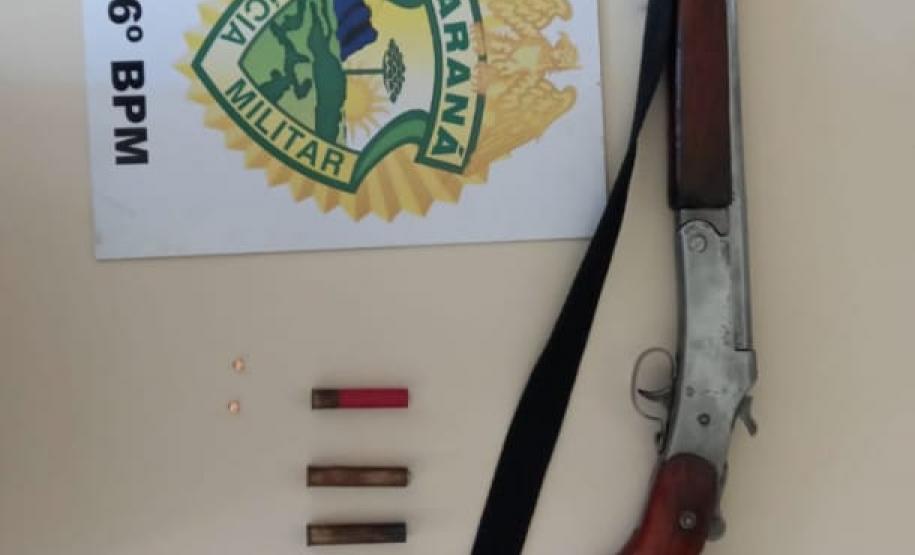 PM prende dois homens e apreende uma espingarda e pedras de crack nos Campos Gerais