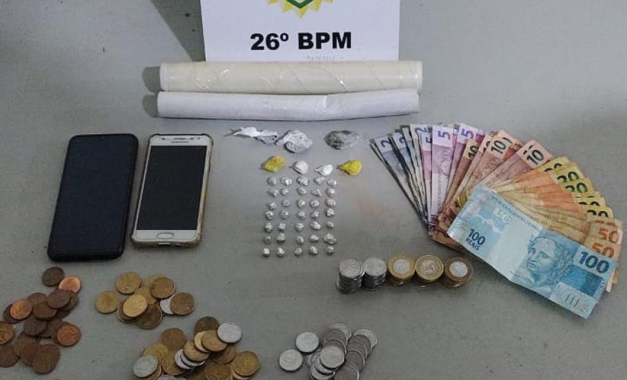 Nos Campos Gerais, PM prende três pessoas e apreende 42 porções de drogas e uma espingarda