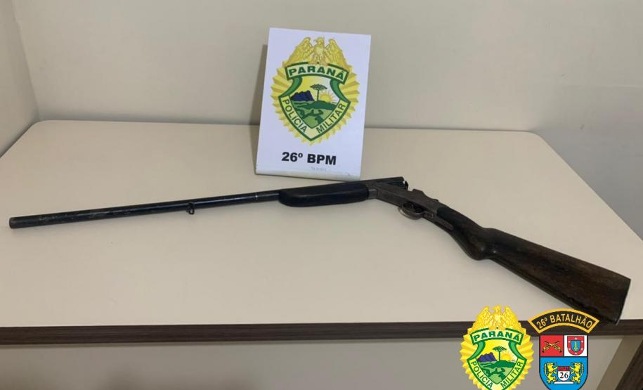 Nos Campos Gerais, PM prende três pessoas e apreende 42 porções de drogas e uma espingarda