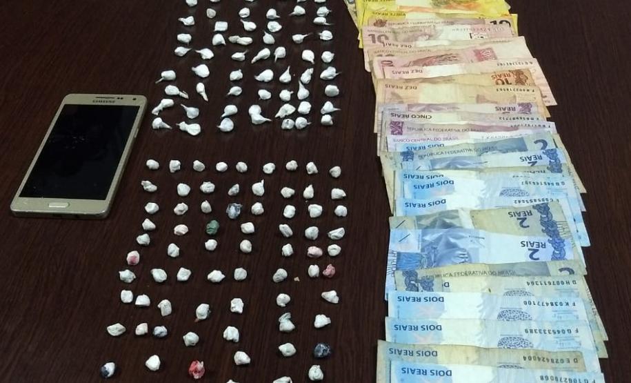 Na RMC, PM prende dois rapazes e apreende mais de 150 porções de crack e cocaína
