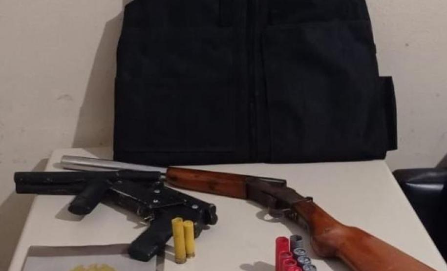 No Sudeste do estado, PM prende quatro pessoas e apreendem duas armas de fogo, munições e drogas