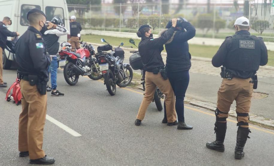 Cadetes da PM tem instrução prática sobre policiamento de trânsito urbano em Curitiba