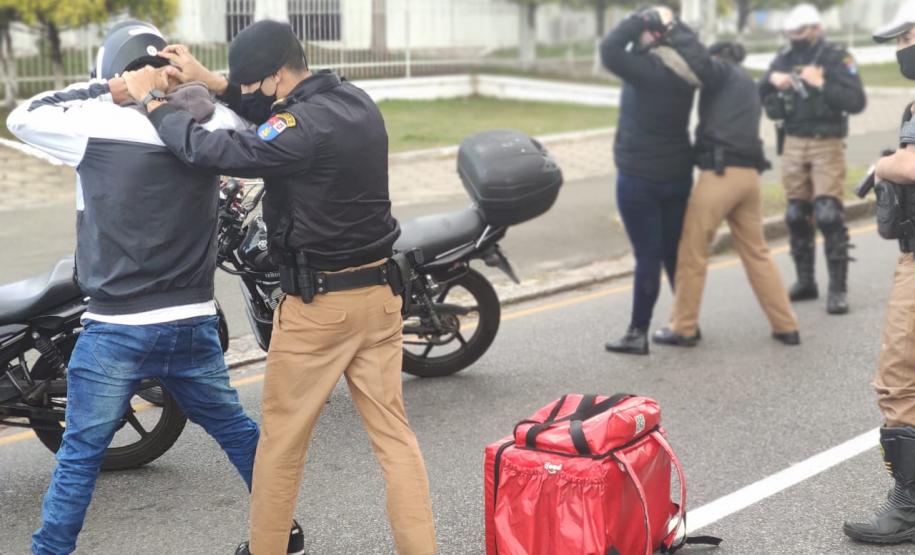 Cadetes da PM tem instrução prática sobre policiamento de trânsito urbano em Curitiba