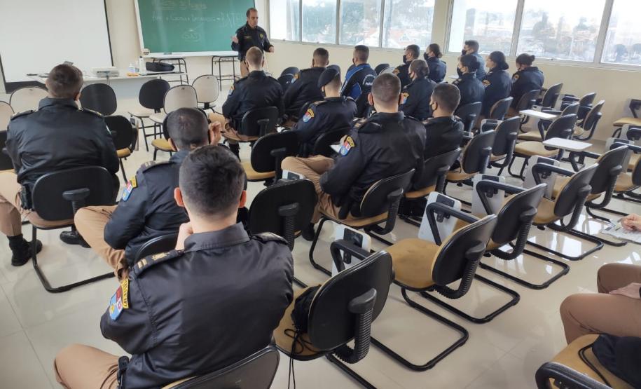 Cadetes da PM tem instrução prática sobre policiamento de trânsito urbano em Curitiba